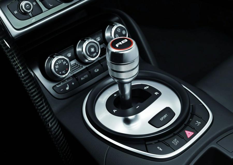 Детали интерьера Audi R8 V10 2009 года  (EU) (фото 2 из 40)